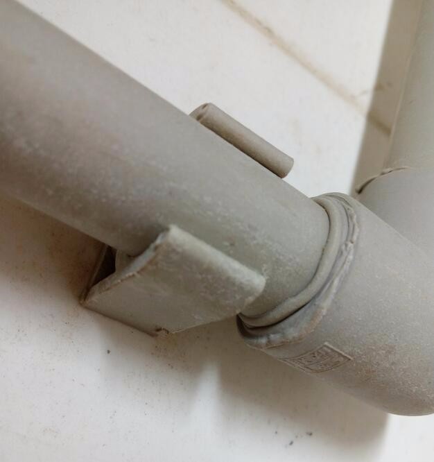 墙砖上打孔固定水管(墙砖水管开孔用什么机器) 墙砖上打孔固定水管(墙砖水管开孔用什么机器)