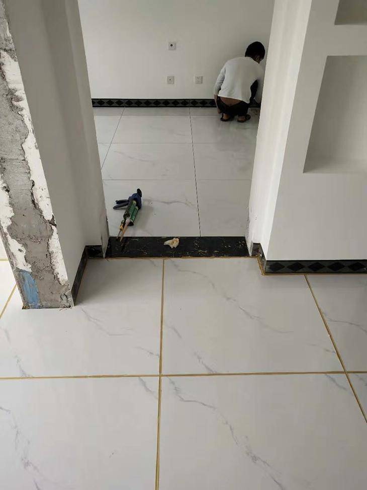 瓷砖没贴齐怎么处理(瓷砖没有贴好怎么敲掉) 瓷砖没贴齐怎么处理(瓷砖没有贴好怎么敲掉)